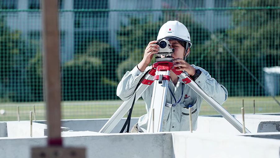 天端レベル確認の様子