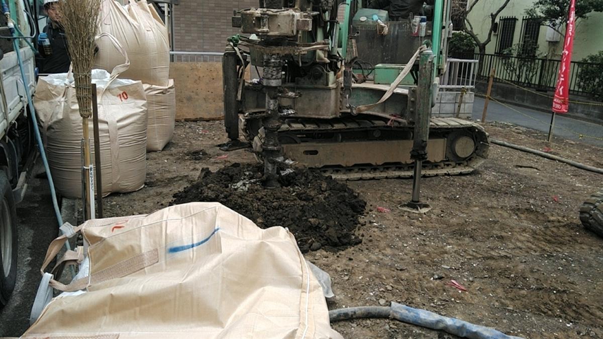 柱状の改良杭を作る様子