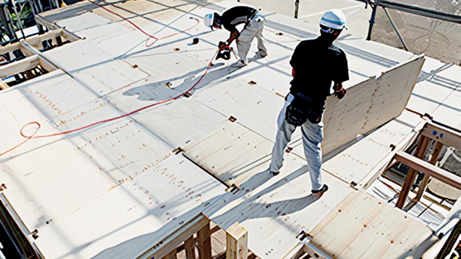 2階の床を張る作業の様子